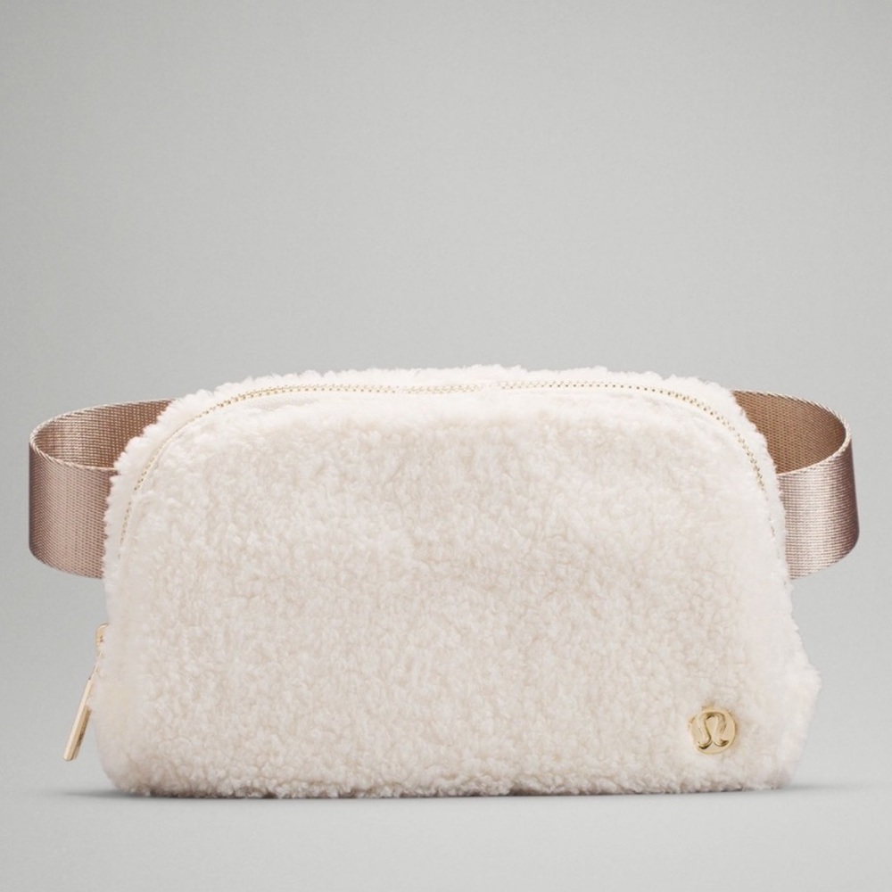 Lululemon Everywhere Belt Bag Fleece Sherpa Cozy